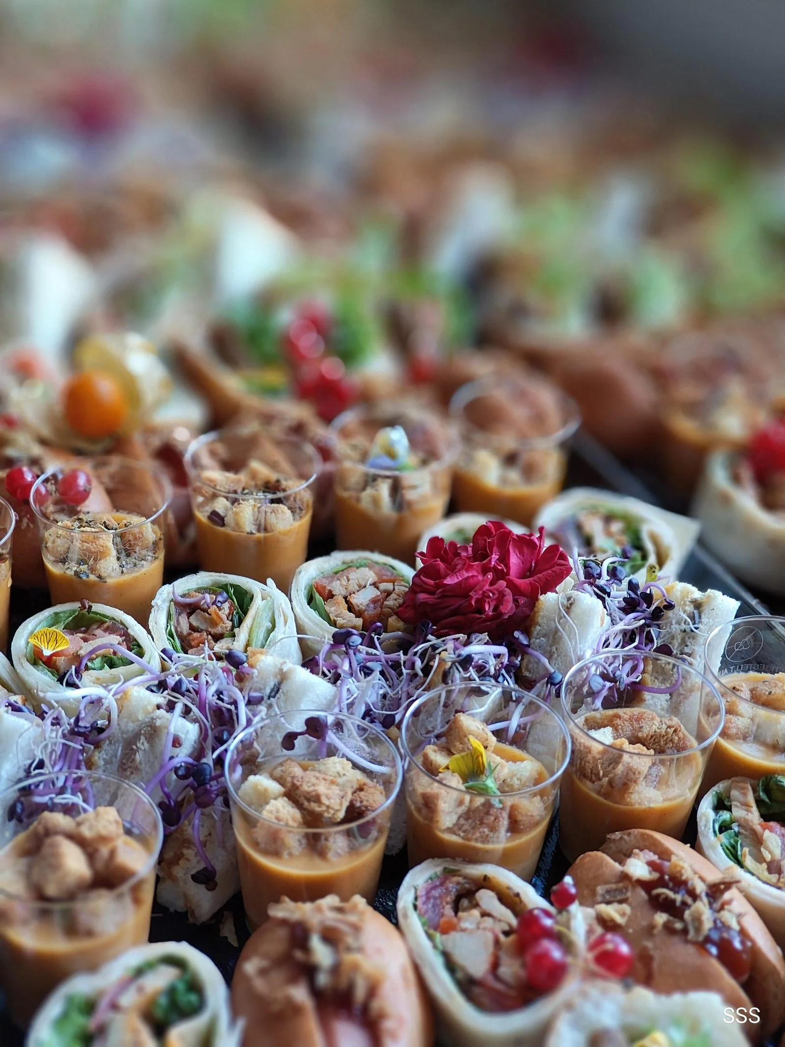 Wraps et verrines gourmandes avec fleurs