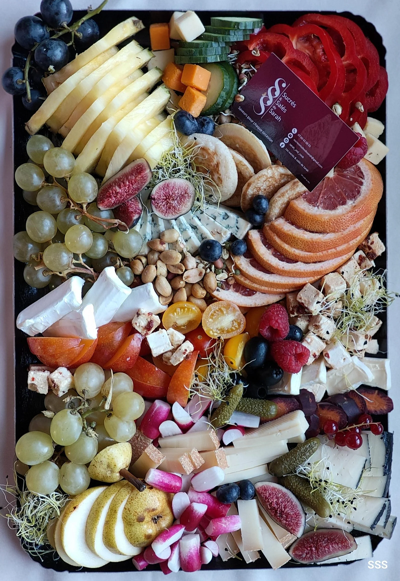 Plateau fruits frais fromages et figues