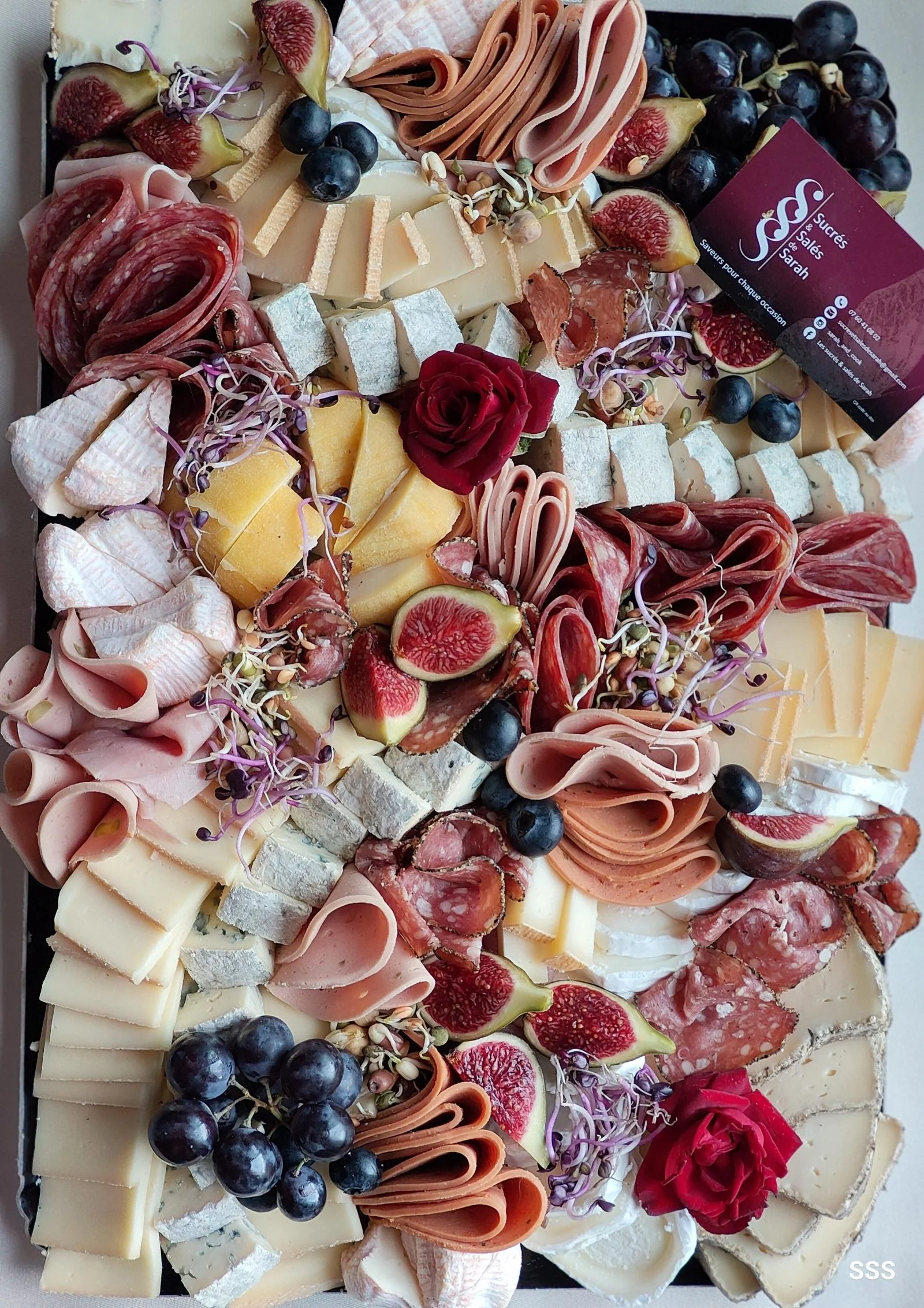 Plateau charcuterie fromages et roses rouges