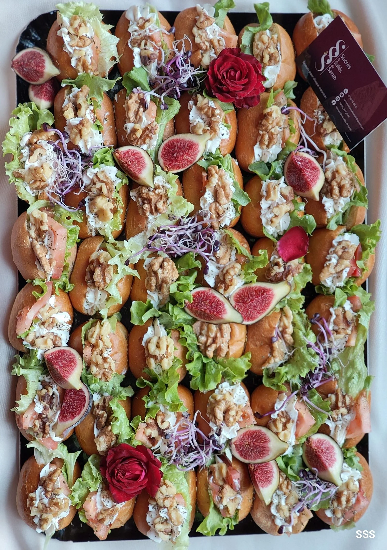 Mini buns figues noix et roses décoratives