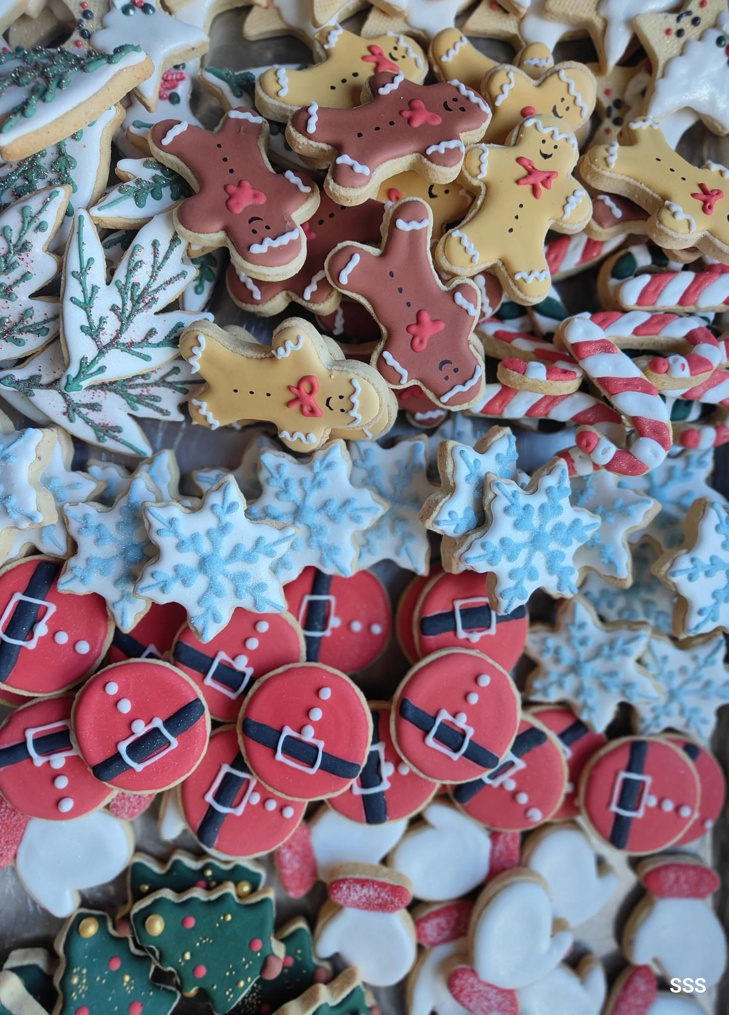 Sablés de Noël décorés bonhommes et flocons