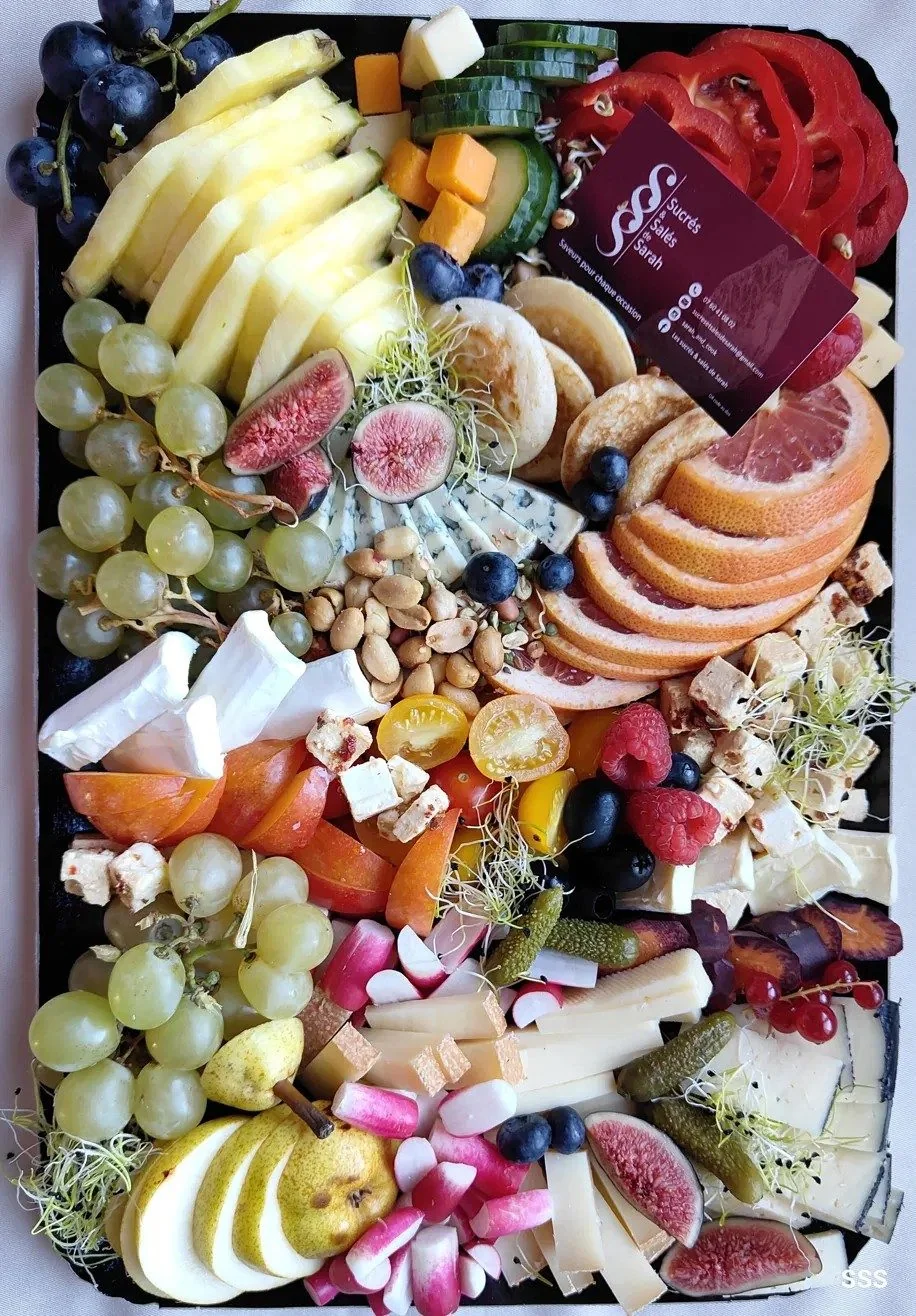 Plateau fromages fruits et charcuterie
